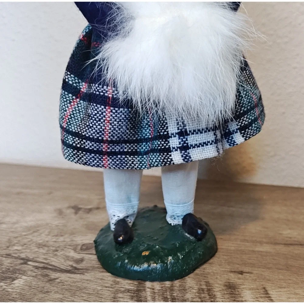 Byers Choice Caroler Figurine Girl 1982 Blue Plaid Skirt White Muff Vintage 10in